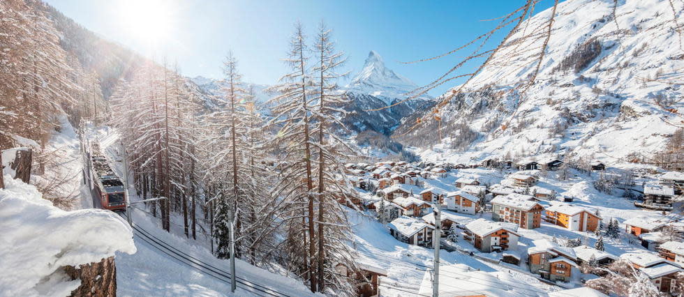 Authentique village valaisan avec vue imprenable sur le mont Cervin, Zermatt s'arpente uniquement à pied ou à skis, positionnement qui fut également celui des Arcs 1 950 à leur création.
