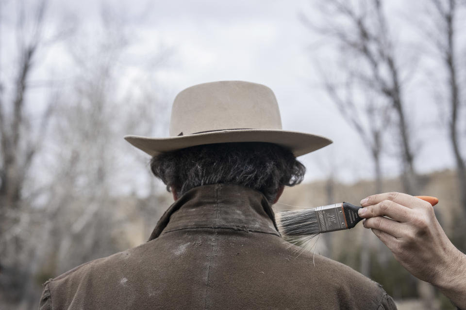 Patrick Scott McDermott, un actor que reemplazó a otro, apunta con una réplica de rifle a Alec Baldwin en el set de “Rust” en el Yellowstone Film Ranch en Pray, Montana, el 22 de abril de 2023. (Todd Heisler/The New York Times).