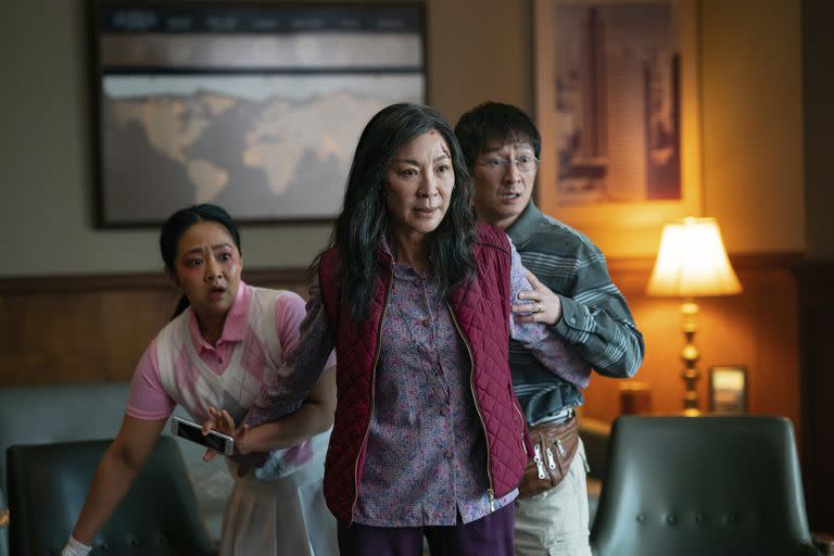 Stephanie Hsu, Michelle Yeoh y Ke Huy Quan en una escena de Todo en todas partes al mismo tiempo