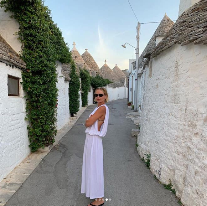 Lara Worthington nella foto mentre è in vacanza ad Alberobello, in Italia