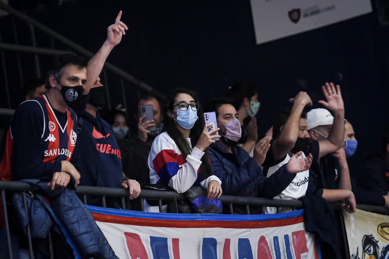 En San Lorenzo 60 vs. Boca 78, enfrentamiento de la jornada de apertura de la Liga Nacional de Básquetbol, hinchas del Ciclón cantaron "¡que se vayan todos!"; ni bien volvió el público azulgrana a un estadio, aunque no de fútbol, se sintió la tensión que hay en el club.