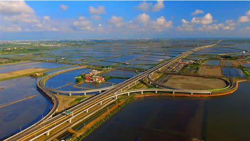 沿路有紅樹林、黑面琵鷺及白鷺絲等優美生態風景，更有許多景點，例如北門井仔腳鹽田、七股鹽山。（圖／公路總局提供）