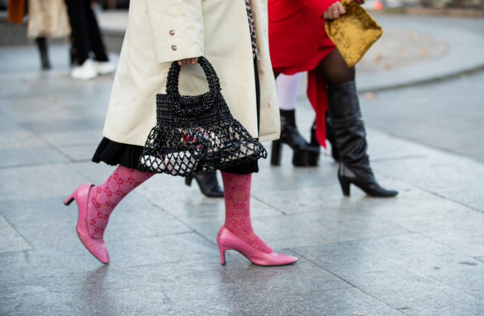 Strumpfhosen zeigen sich auch in dieser Herbst/Winter-Saison in allen Farben. Aber ist der Trend aus Umweltschutz-Gründen zu rechtfertigen? (Bild: Getty Images)