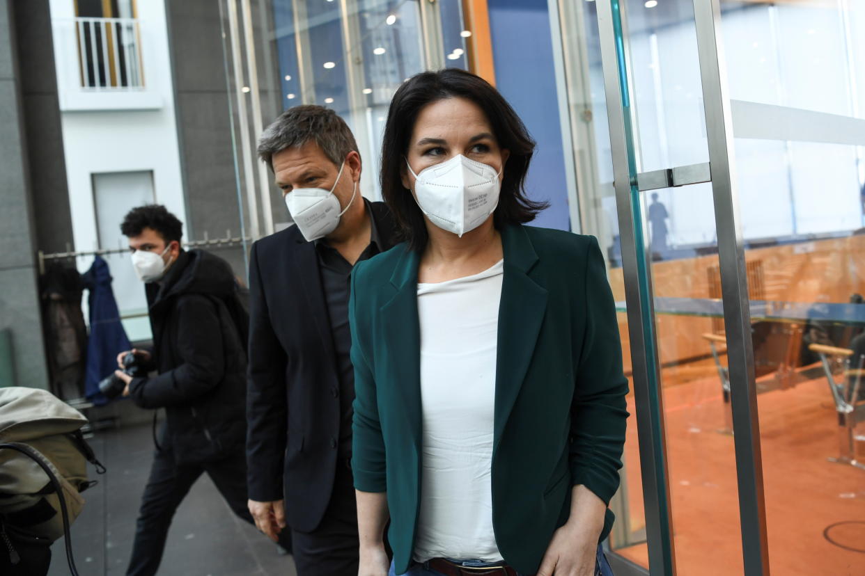 Die Grünenspitze Annalena Bärbock (rechts) und Robert Habeck. Nun hat die Entwurf einen Entwurf für das Wahlprogramm 2021 vorgelegt (Bild: REUTERS/Annegret Hilse)