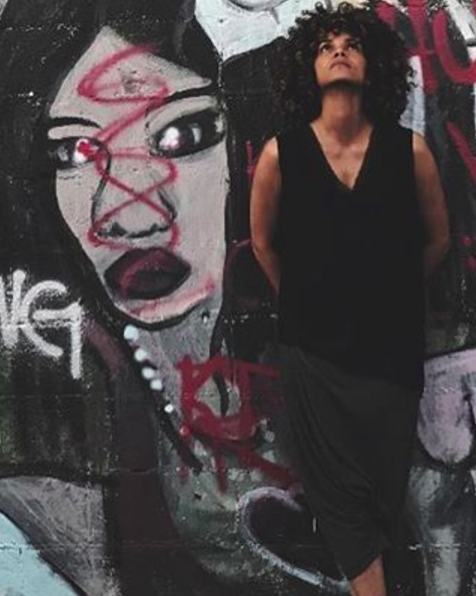 Halle Berry poses with street art (again)