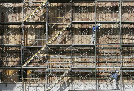 Construction workers erect scaffoldings for Electric Power Development Co.(J-Power)'s No.2 unit of coal-fired thermal plant currently under construction in Yokohama, south of Tokyo in this August 7, 2007 file photo. REUTERS/Yuriko Nakao/Files