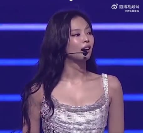 ▼Jennie今在演唱會上數度哽咽。（圖／翻攝自活體復讀機微博）