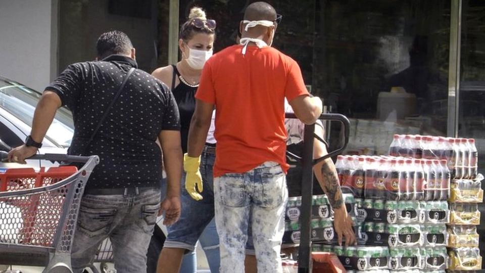 Cubanos compran en la tienda de dólares del Gobierno.