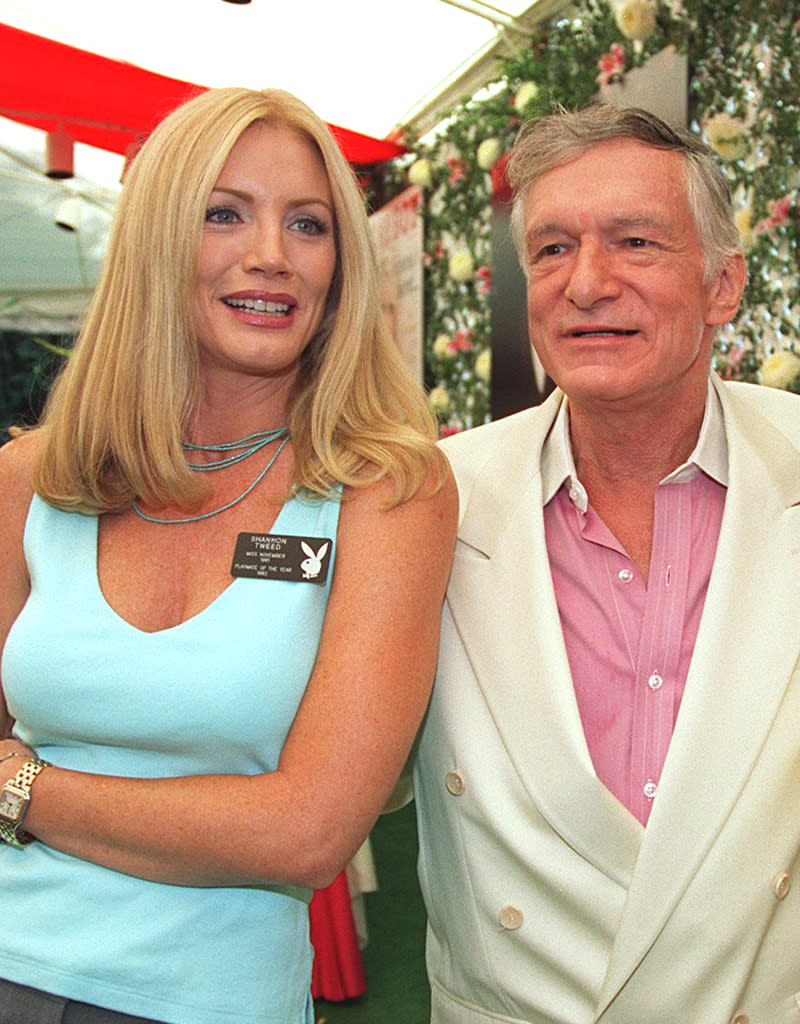 Hugh Hefner y Diane Hunter (Playmate de 1954) en la primera exposición sobre Playboy, que le dio la oportunidad a los fans de conocer de cerca a las celebridades y conejitas, así como cartonistas de la revista Playboy. (Photo Brad Elterman/Online USA, Inc.)