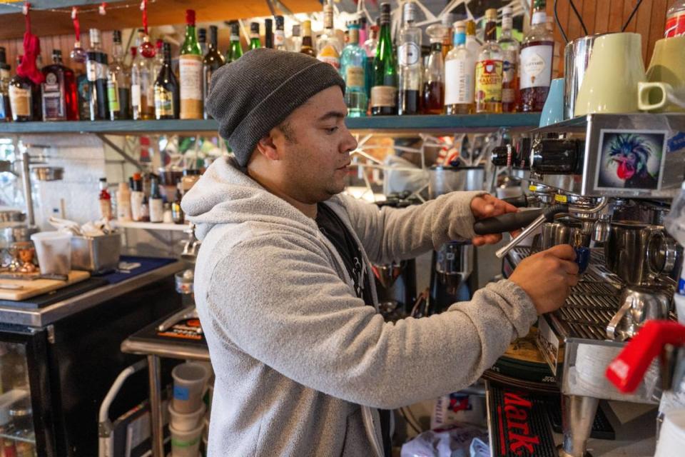 Rafael Jiménez Rivera, propietario de Bodega Kitchen & Cocktails, en el vecindario Greenhaven de Sacramento, prepara café en esta imagen del mes pasado. Creo un grupo de boxeo en un gimnasio vecino para ayudar a los trabajadores del restaurante a mantenerse en forma.