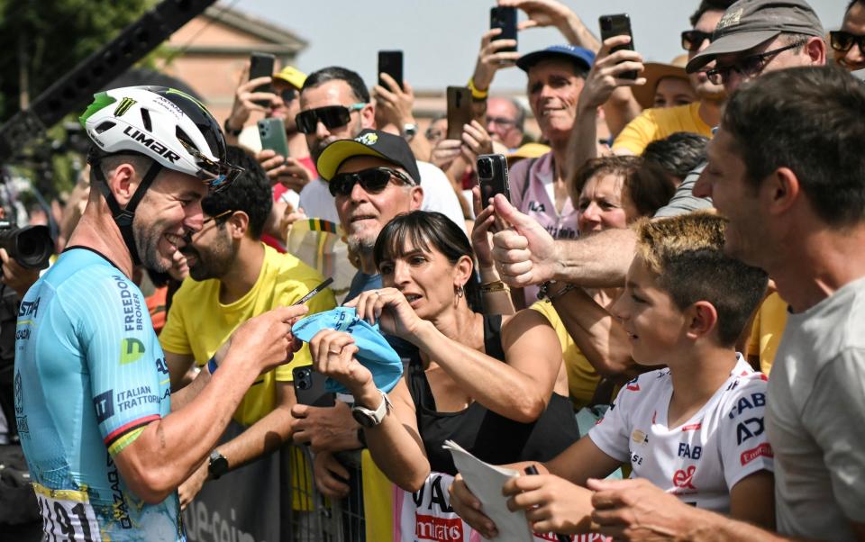 Cavendish with fans before the race kicks off