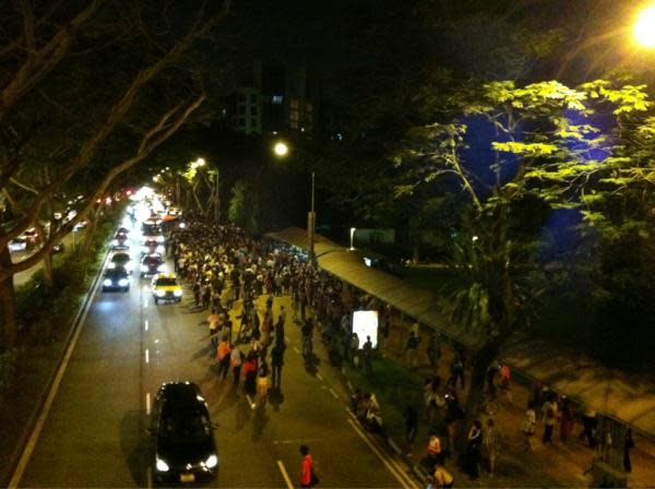 Crowds at Bishan, one of the affected stations in the train service outage. (Photo by Stanley Tang)