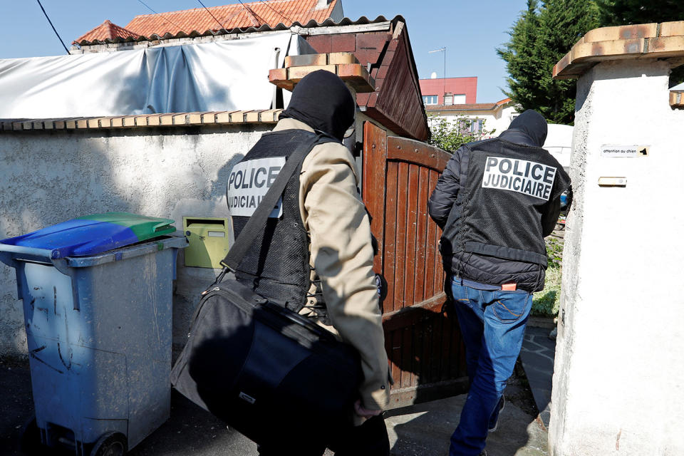 Police arrive at gunman’s house