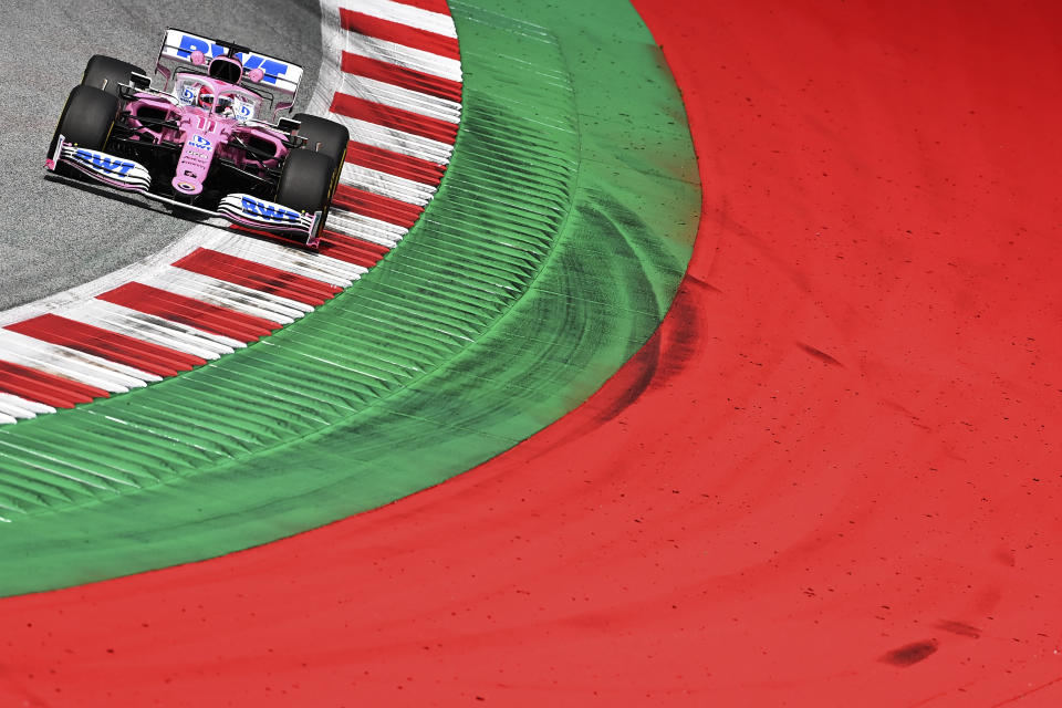 El mexicano Sergio Pérez, de la escudería Racing Point, conduce en la segunda sesión de práctica para el Gran Premio de Austria en Spielberg, el viernes 3 de julio de 2020 (Joe Klamar/Pool via AP)