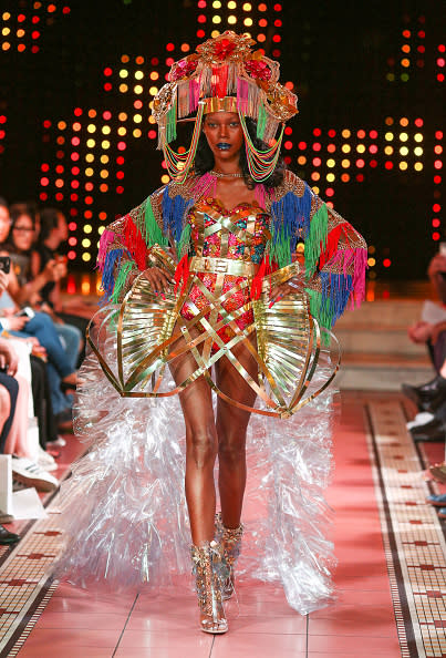 ¿Es Carnaval? La modelo Jessica White desfiló con glamour un atuendo original y colorido de la diseñadora Laurel DeWitt. Es, sin duda, uno de los looks más extravagantes de la New York Fashion Week. - Foto: Brian Dowling/Getty Images