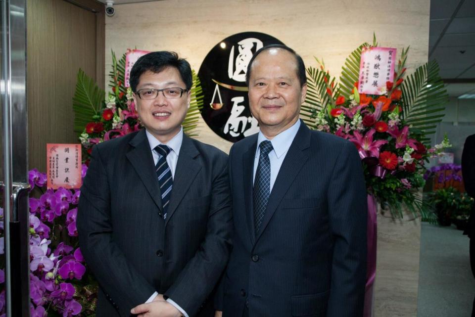 胡原龍（左）曾任職新竹、桃園及台北地檢署，後來借調陸委會擔任法政處副處長，曾參與在台北圓山飯店舉行的第6次「江陳會談」。