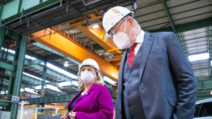 Bundesumweltministerin Svenja Schulze (links) und Niedersachsens Ministerpräsident Stephan Weil (beide SPD) zu Besuch bei Salzgitter. Foto: dpa