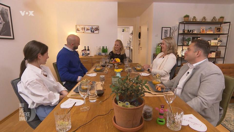 Die Gäste freuen sich auf die Vorspeise aus Spinatbällchen, Suppe, Sauerteigbrötchen und Kräuterbutter, von links: Julia, Marc, Gastgeberin Sarah, Natalie und Jürgen.
 (Bild: RTL)