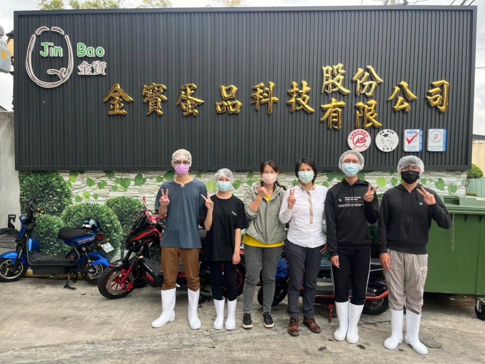 《圖說》企管系辛博祥(右一)、莊鴻文(右二)、鄭俞芊(左二)至金寶蛋品科技公司實習，留任成為正式員工。