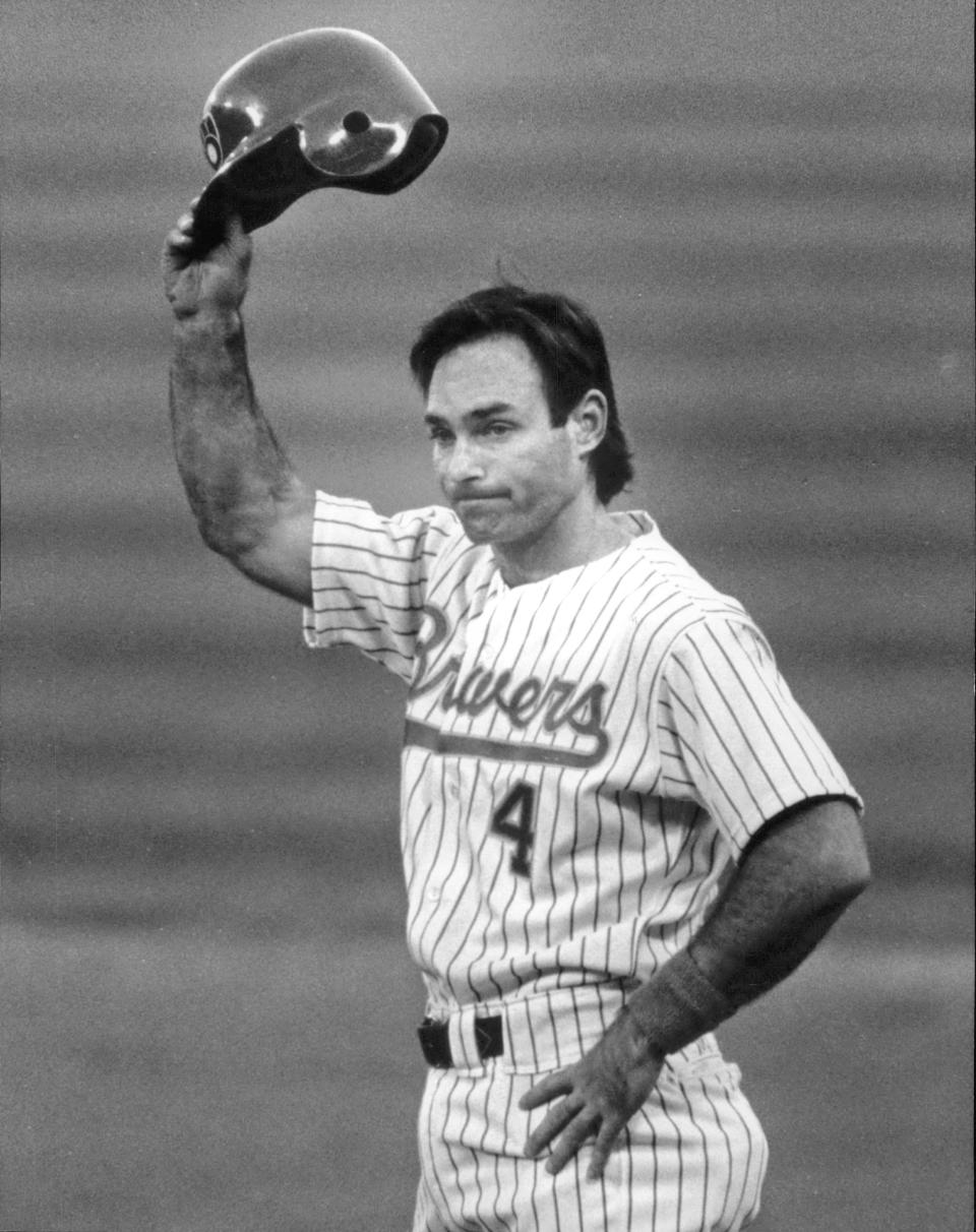 Paul Molitor acknowledges the cheers of the County Stadium crowd after collecting the 2,000th hit of his major-league career in 1991.