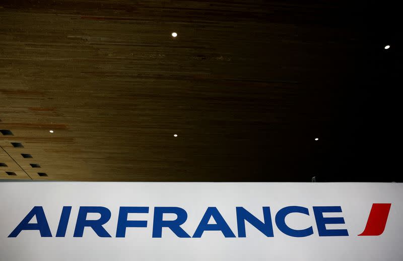 FOTO DE ARCHIVO: Un logotipo de la compañía aérea Air France se ve en la Terminal 2E en el aeropuerto de París-Charles de Gaulle en Roissy