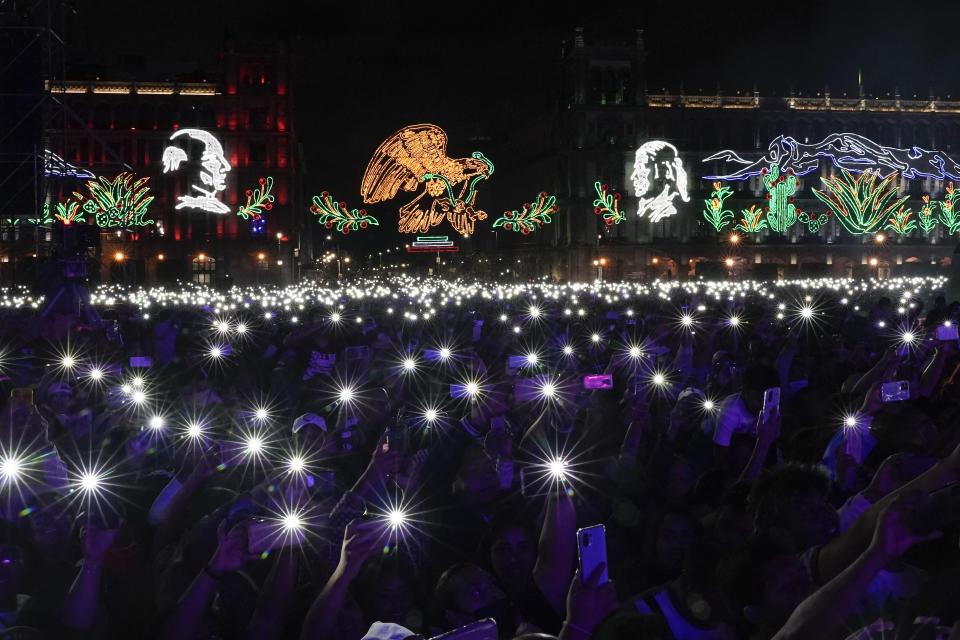 Asistentes al concierto gratuito de la banda regional mexicana Grupo Firme en el Zócalo de la Ciudad de México el domingo 25 de septiembre de 2022. (Foto AP/Eduardo Verdugo)