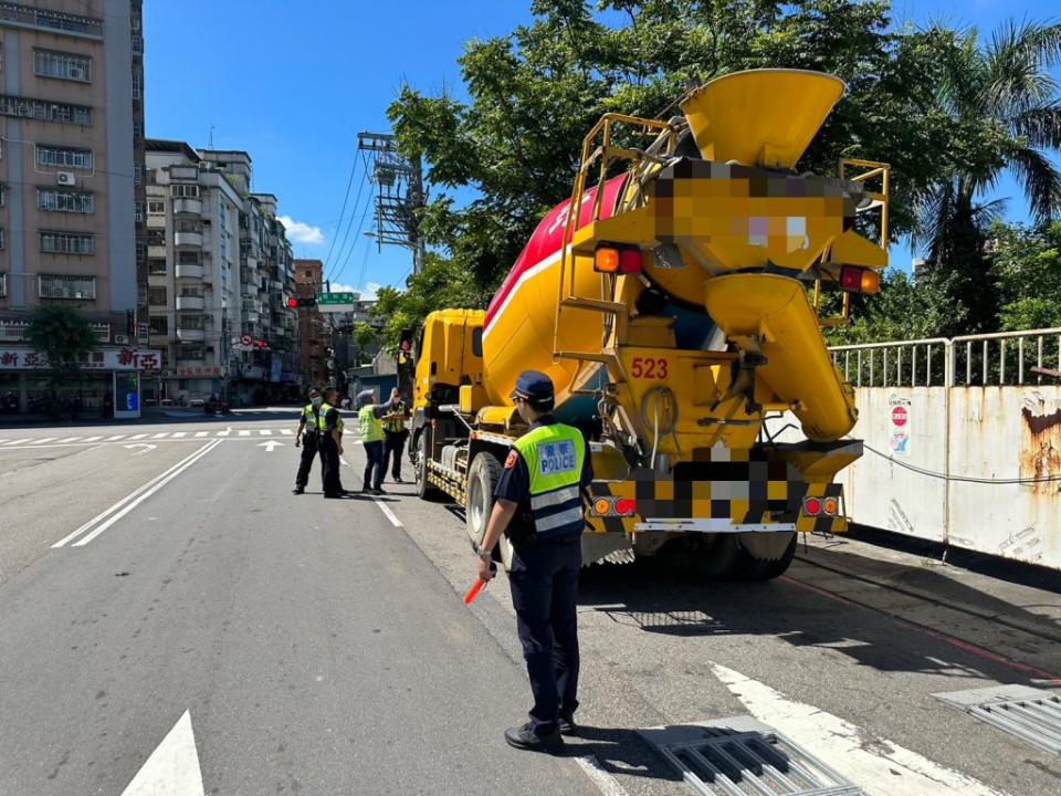 中和警分局利用高機動性的「活動式地磅」在大型車經過的熱門路段機動攔查。（中和警分局提供）