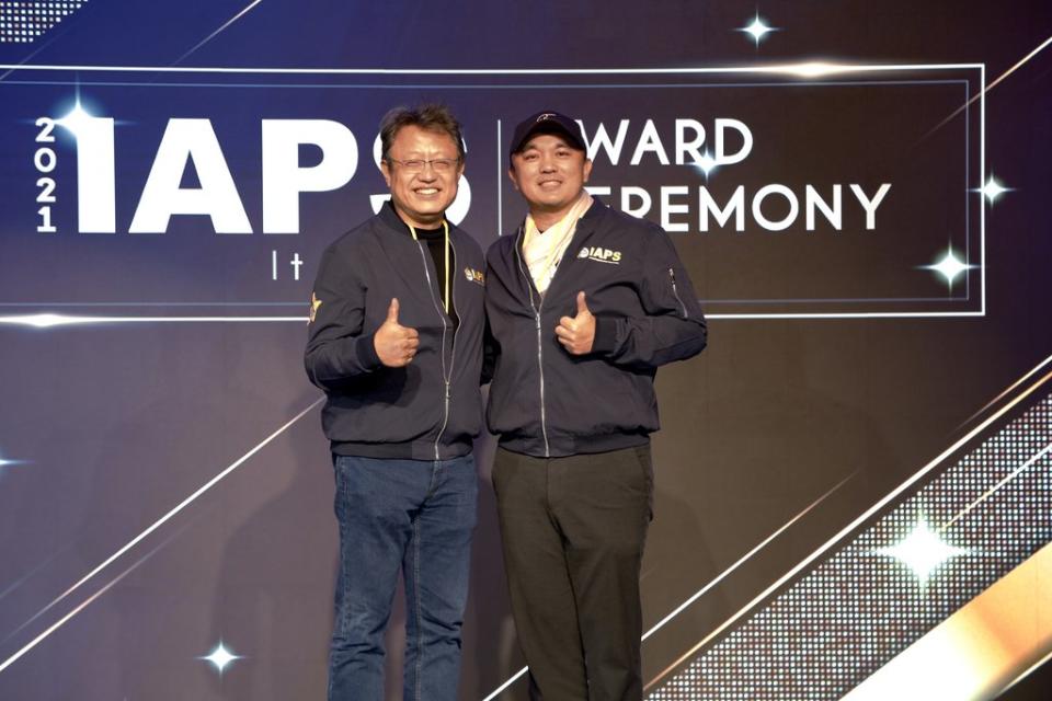 左：IAPS主任黃經堯教授、右：永聯物流開發 張建泰董事總經