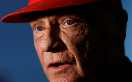 Foto de archivo de Niki Lauda hablando con periodistasa en el aeropuerto internacional de Viena. Dic 15, 2010. REUTERS/Lisi Niesner