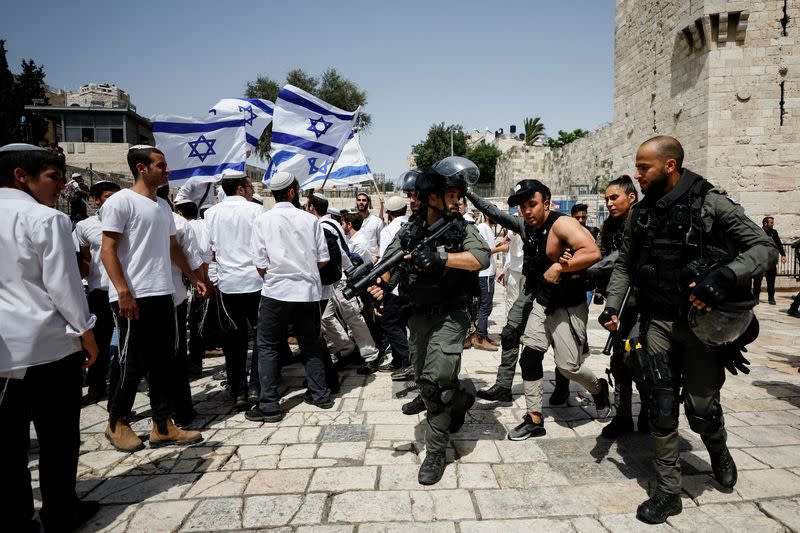 Foto del domingo de agentes de seguridad deteniendo a un manifestante cerca de la entrada a la Ciudad Vieja de Jerusalén