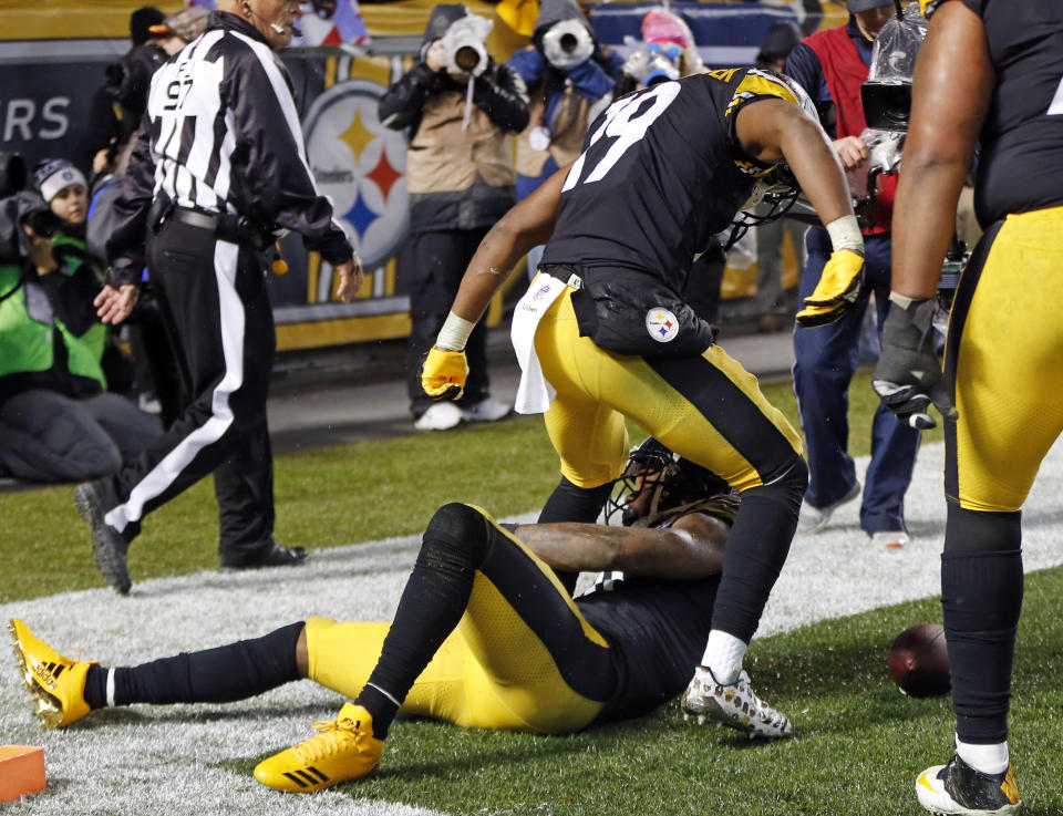 Pittsburgh Steelers wide receiver Martavis Bryant, bottom, celebrates his touchdown with JuJu Smith-Schuster. (AP)