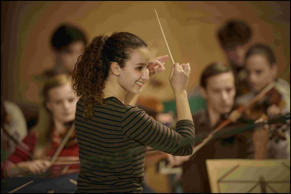 歐萊雅阿瑪拉在《交響狂花》飾演年僅17歲的指揮家札希雅。（圖／海鵬提供）