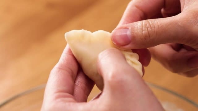 Pleating kok chye dough with fingers