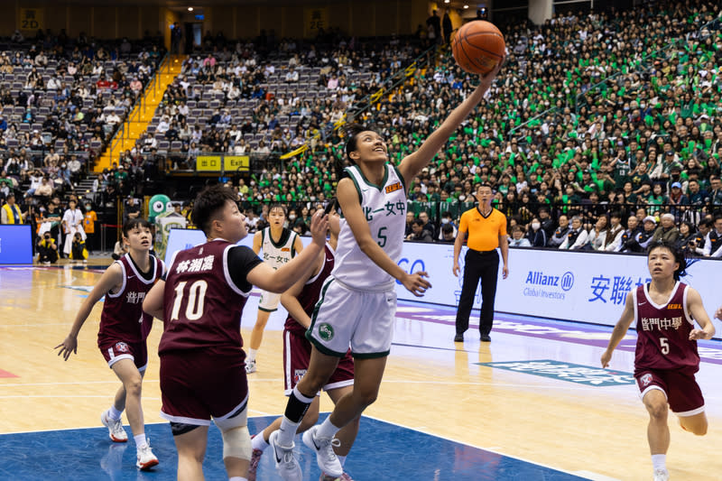 HBL女子組冠軍戰  北一女米靖恩抓18籃板率隊勝 112學年度HBL高中籃球聯賽女子組17日下午在台北 小巨蛋進行冠軍戰，北一女米靖恩（持球者）以全場 拿下11分、18籃板、8助攻、4抄截、2阻攻的優異表 現，助北一女以68比61擊敗普門中學拿下冠軍。  中央社記者翁睿坤攝  113年3月17日 