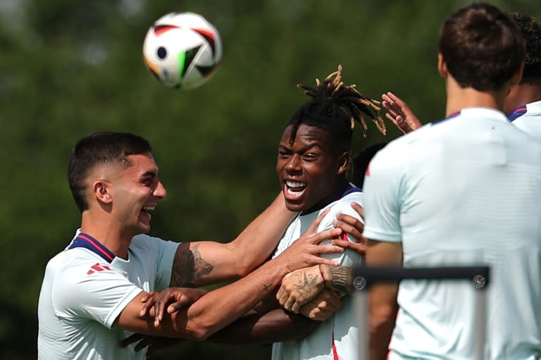 Ferran Torres (izquierda) y Nico Williams (centro) bromean durante una sesión de entrenamiento de España previa al partido de octavos de final contra Georgia, el 29 de junio de 2024 en Donaueschingen. (LLUIS GENE)