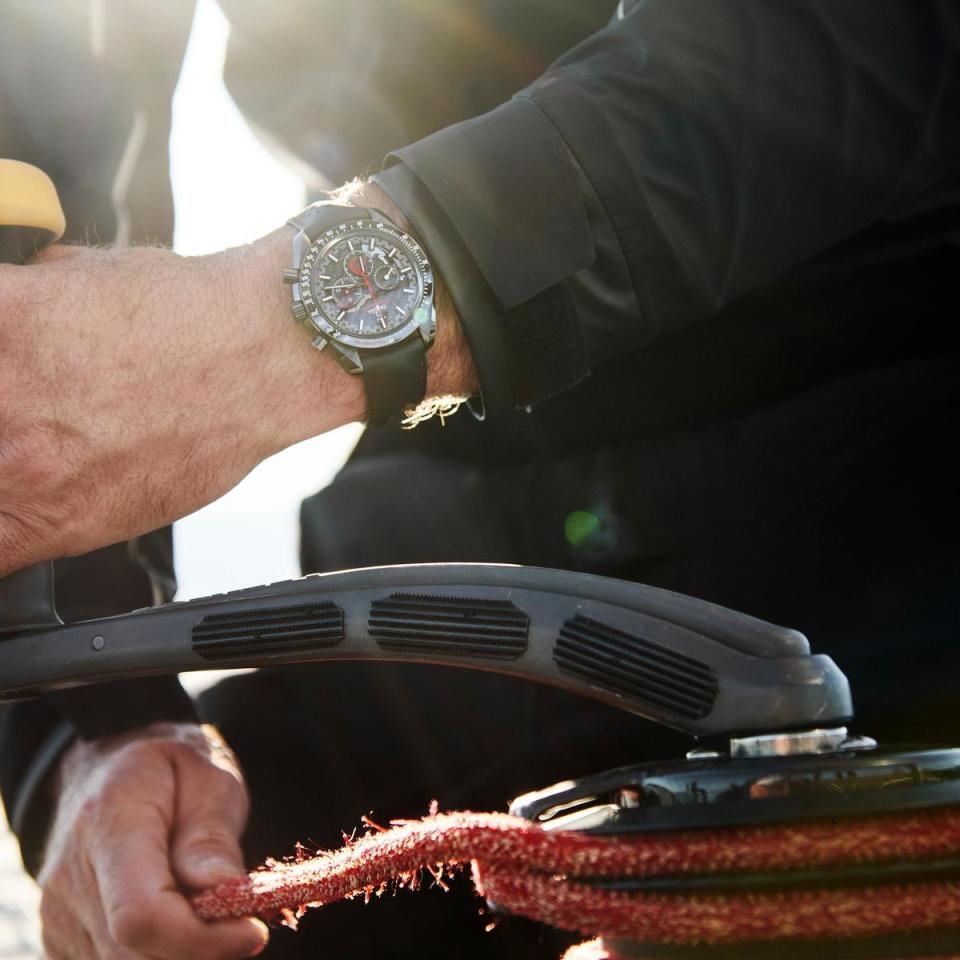 雖然是與ALINGHI帆船隊合作，但歐米茄反倒選擇以超霸月之暗面腕錶作為錶款基礎，把重心聚焦科技、材質與配色的對應，而非是海洋賽事主題中經常出現的潛水錶樣式。