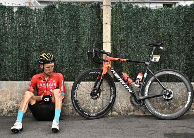 <span class="article__caption">Jack Haig rests against a wall after crashing hard in last year’s Tour de France.</span> (Photo: MARCO BERTORELLO/AFP via Getty Images)