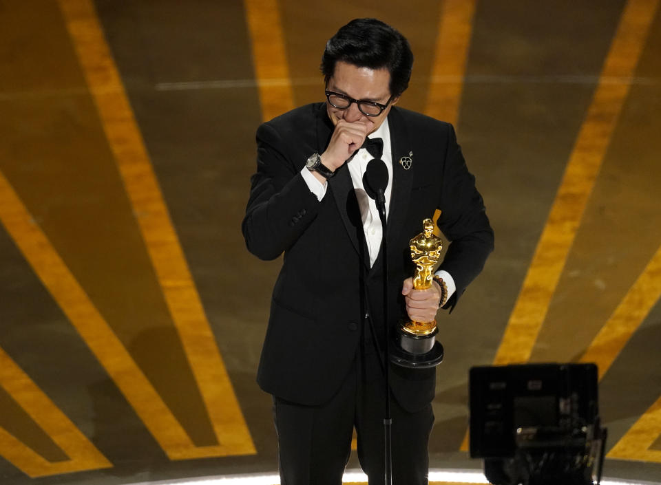 Ke Huy Quan reacciona al recibir el premio a mejor actor de reparto por "Everything Everywhere All at Once" en los Oscar el domingo 12 de marzo de 2023 en el Teatro Dolby en Los Angeles. (Foto AP/Chris Pizzello)