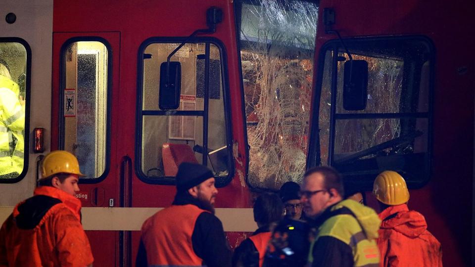 Einsatzkräfte stehen am Unfallort in Köln. Foto: Oliver Berg