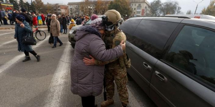 A resident of Kherson hugs a defender of Ukraine, November 16, 2022