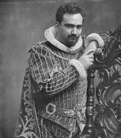 Enrico Caruso caracterizado como el Duque en <em>Rigoletto</em>, fotografía de Aimé Dupont. <a href="https://commons.wikimedia.org/wiki/File:Enrico_Caruso_as_the_Duke_in_Rigoletto.jpg" rel="nofollow noopener" target="_blank" data-ylk="slk:Wikimedia Commons;elm:context_link;itc:0;sec:content-canvas" class="link ">Wikimedia Commons</a>