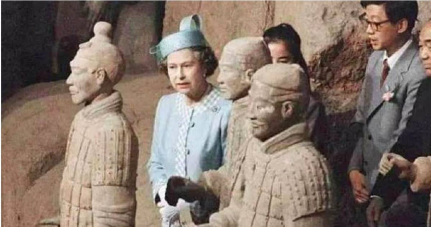 英國女王伊麗莎白二世36年前訪問中國大陸，在西安和兵馬俑合照。（圖／翻攝自上游新聞）
