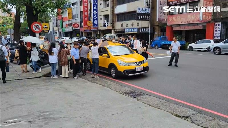 聲援民眾舉牌阻擋夏男的計程車。（圖／翻攝畫面）