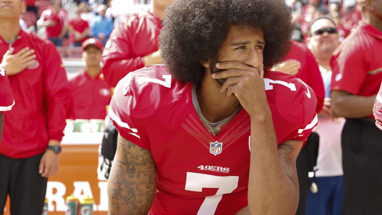 Das hat ihn seine Karriere gekostet: US-Footballstar Colin Kaepernick kniet vor einem Spiel während der Nationalhymne. Foto: John G Mabanglo/EPA