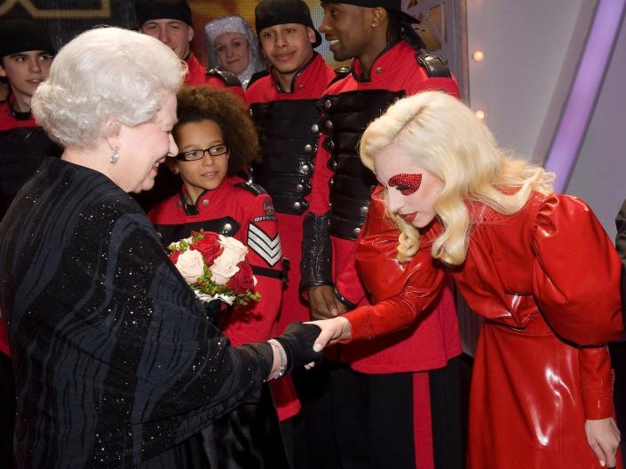 Lady Gaga rencontre la reine Elizabeth à Royal Variety en 2009