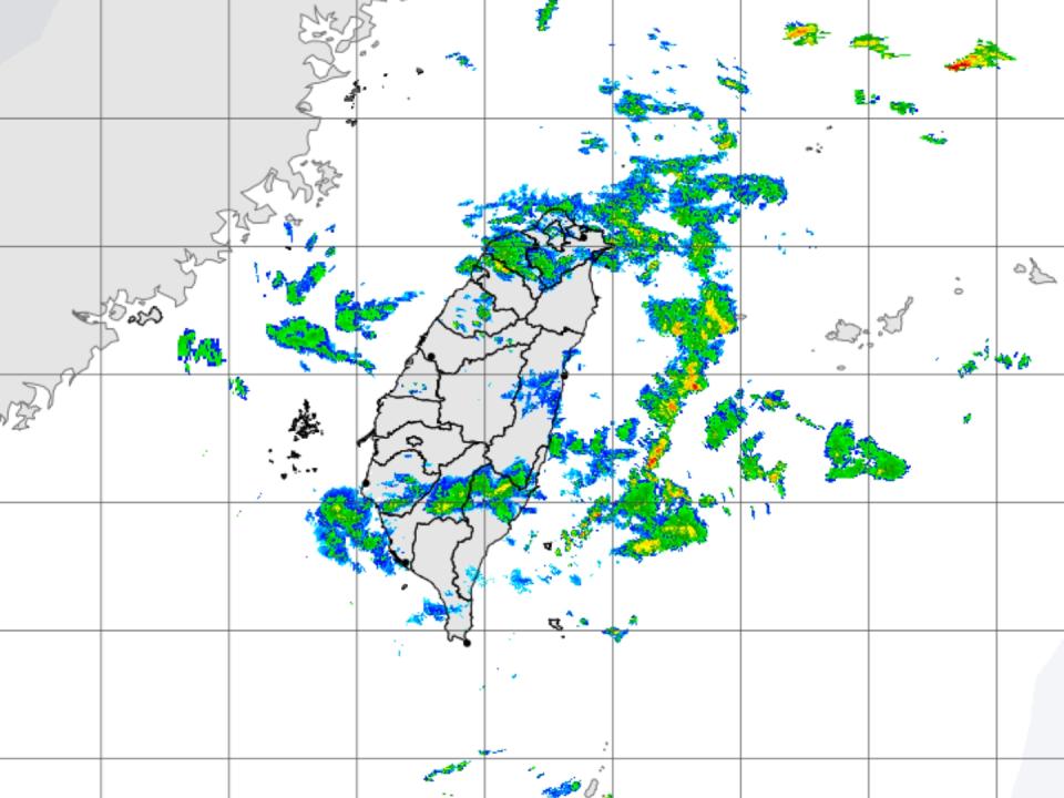 東半部及基隆北海岸局部短暫雨，西半部下半天水氣離開，轉為多雲可透光的天氣。（圖：氣象局網站）