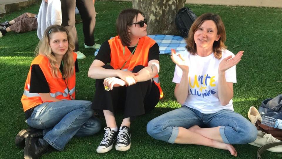 Moroz junto a otros refugiados en un parque de A Coruña.