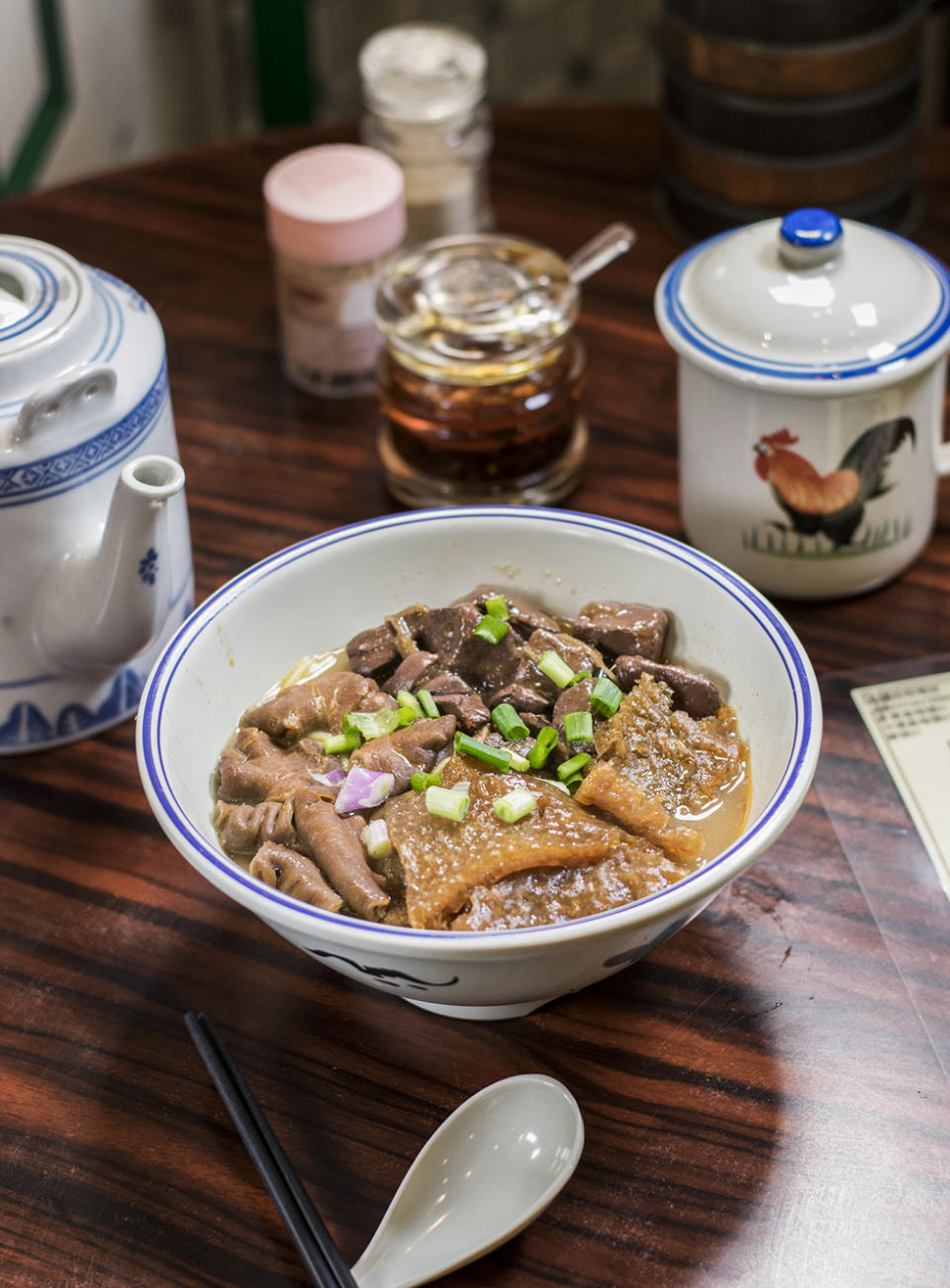 元朗美食︱元朗老馮茶居開同名車仔麵店！$45三餸麵 配料竟有古法柚皮麻辣羊腩