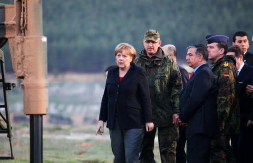Zum Auftakt ihres zweitägigen Türkei-Besuchs hat Bundeskanzlerin Angela Merkel (CDU) am Sonntag im südostanatolischen Kahramanmaras das Patriot-Kontingent der Bundeswehr besucht. Dabei würdigte sie den Einsatz der Soldaten im Rahmen der NATO-Mission, die türkisches Gebiet vor möglichen Raketenangriffen aus dem benachbarten Bürgerkriegsland Syrien schützen soll