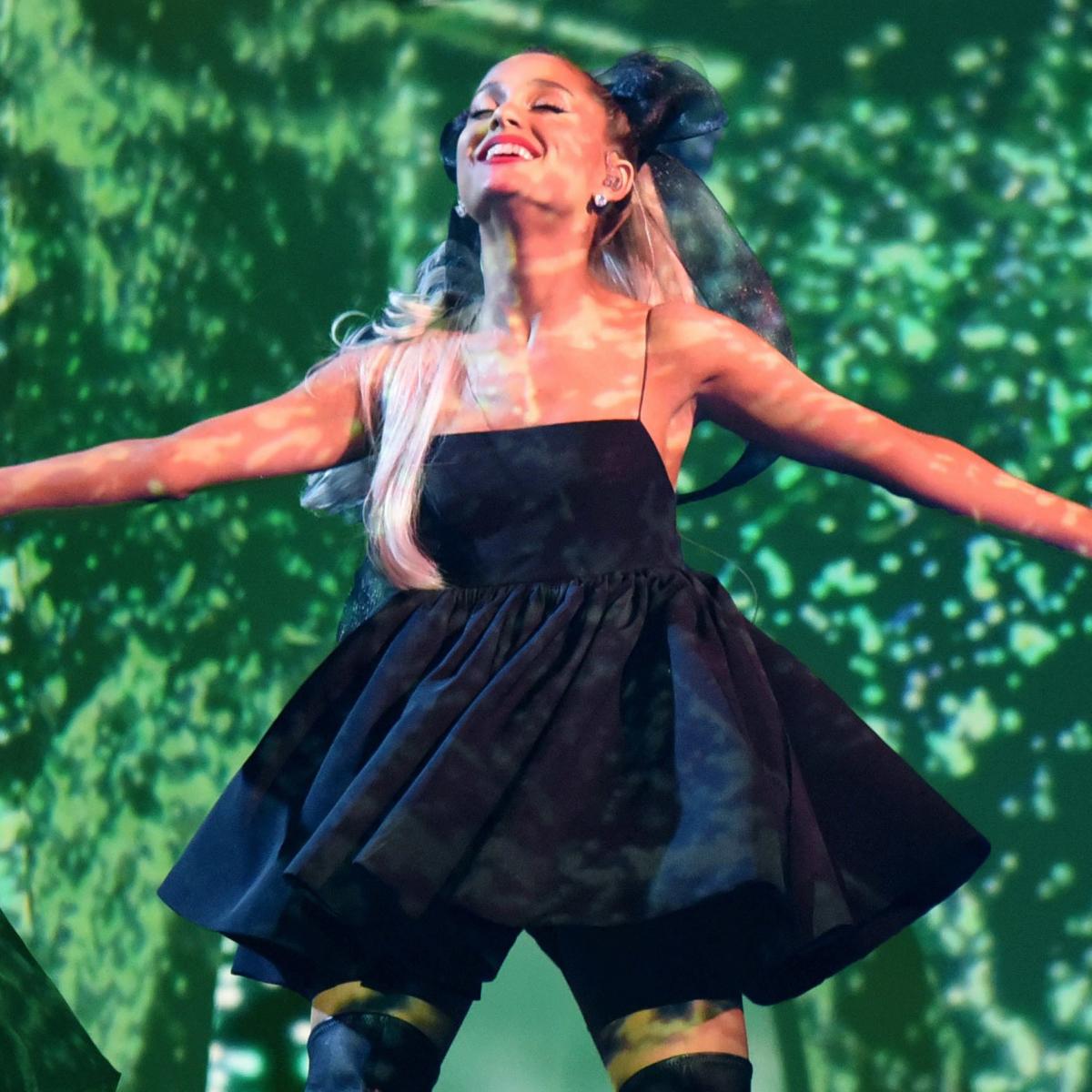 Ariana Grande Pulled Off Green Lipstick And Eyeshadow For The “wicked